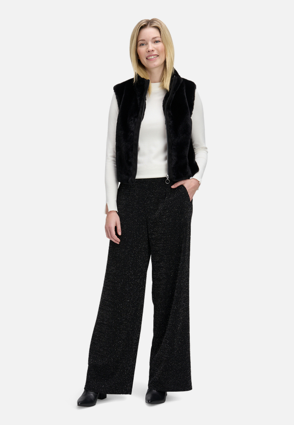 Marlene-Hose im Glitzer-Look / Modellfoto Vorderseite (Outfit)