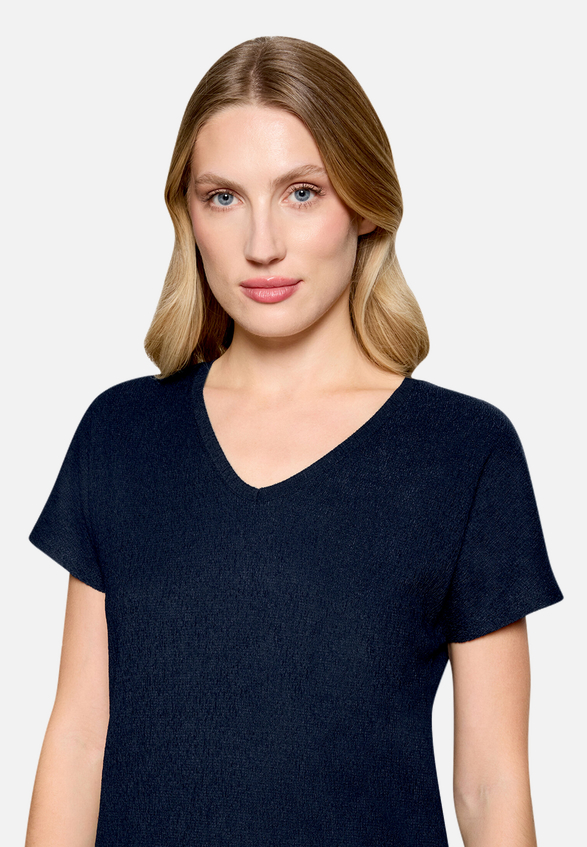 T-Shirt  aus Crêpe-Stoff mit V-Ausschnitt  / Detailbild