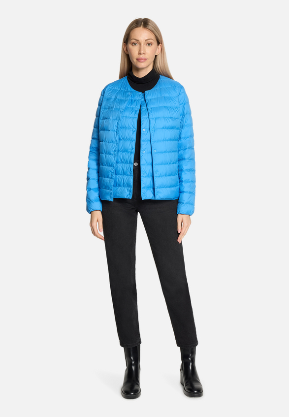 Daunen-Steppjacke mit Rundhalsausschnitt / Modellfoto Vorderseite (Outfit)
