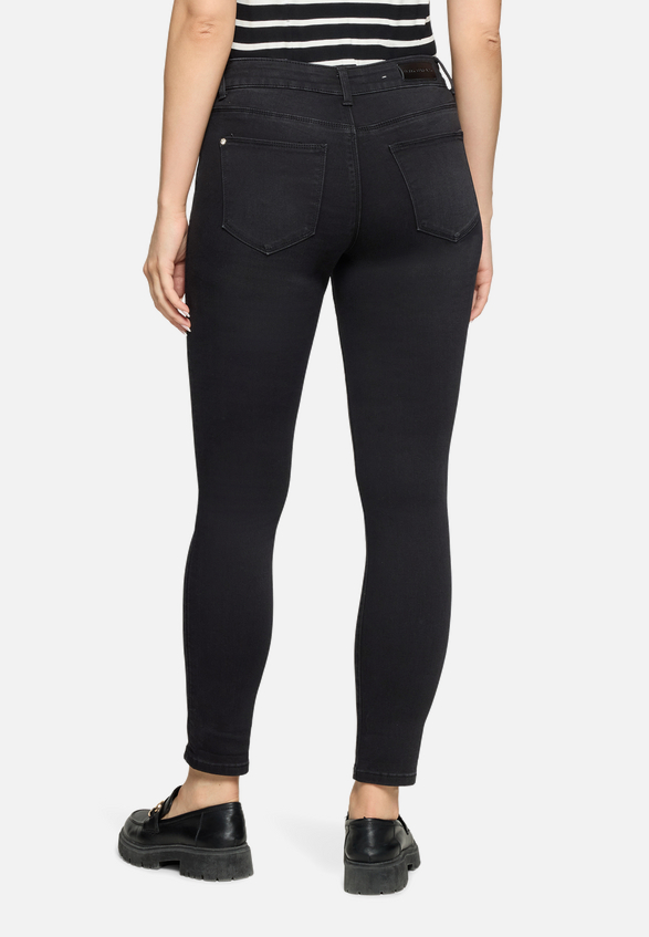 Slim Fit Jeans  mit Stretch-Anteil Style Sunny Short  / Modellfoto Rückseite