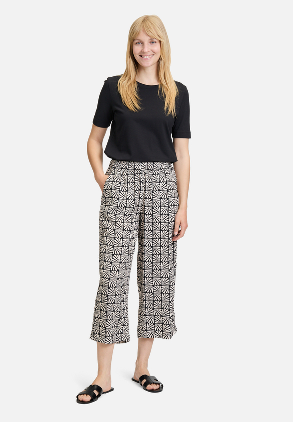 Schlupfhose mit Eingrifftaschen / Modellfoto Vorderseite (Outfit)