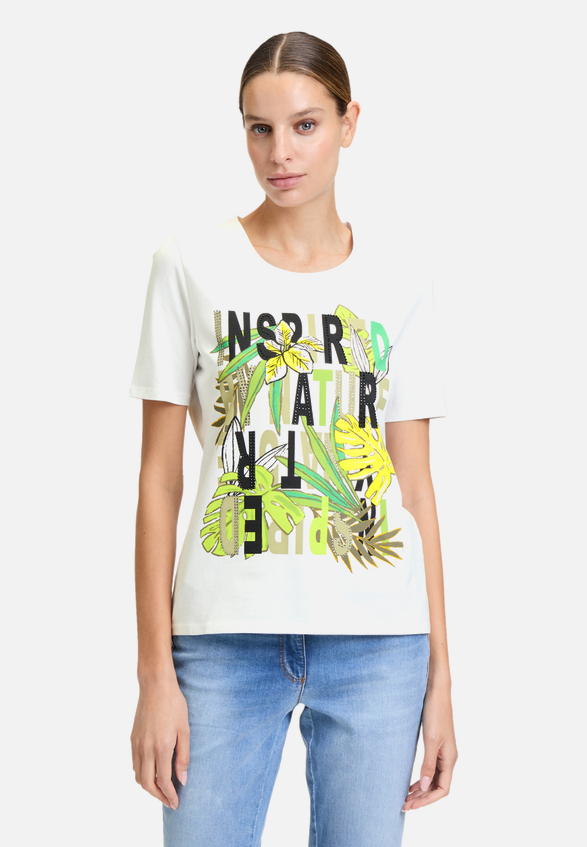 Basic Shirt mit Aufdruck / Modellfoto Vorderseite