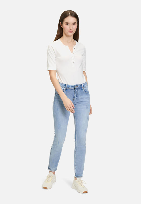 Slim Fit Jeans  mit Stretch-Anteil Style Sunny Short  / Modellfoto Vorderseite (Outfit)