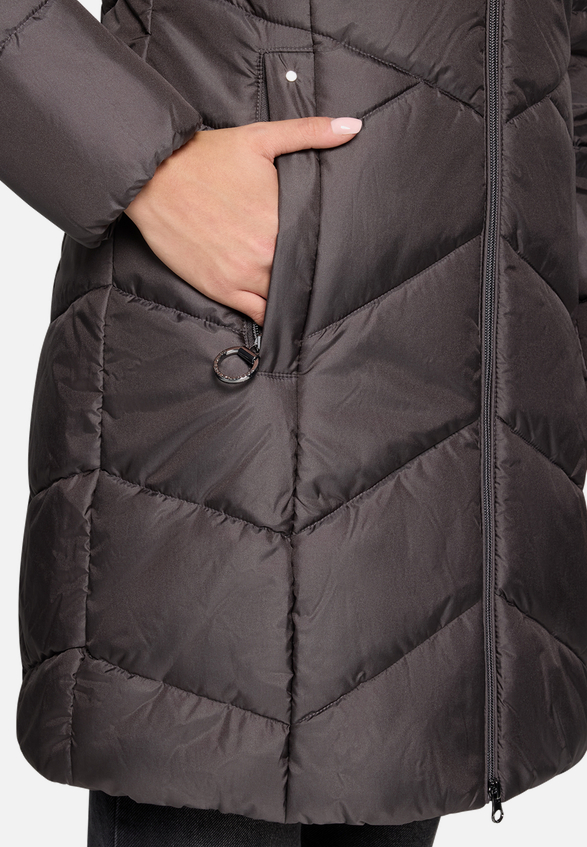 Outdoorjacke mit abnehmbarer Kapuze / Detailbild