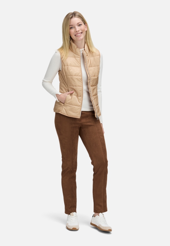Steppweste mit Reißverschluss / Modellfoto Vorderseite (Outfit)