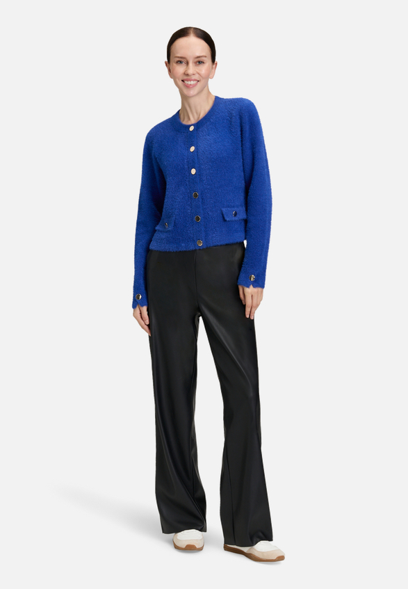 Casual-Strickjacke mit Knopfleiste / Modellfoto Vorderseite (Outfit)