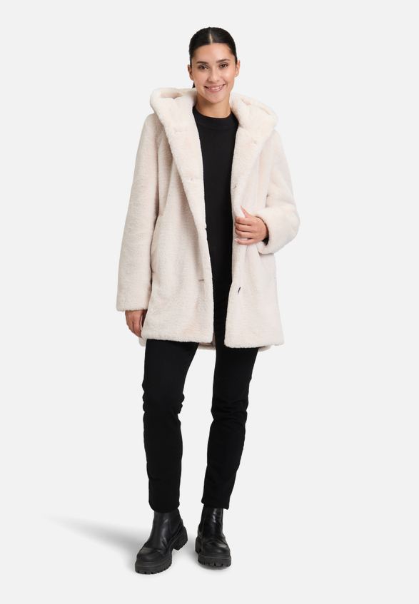 Plüschjacke mit Kapuze / Modellfoto Vorderseite (Outfit)