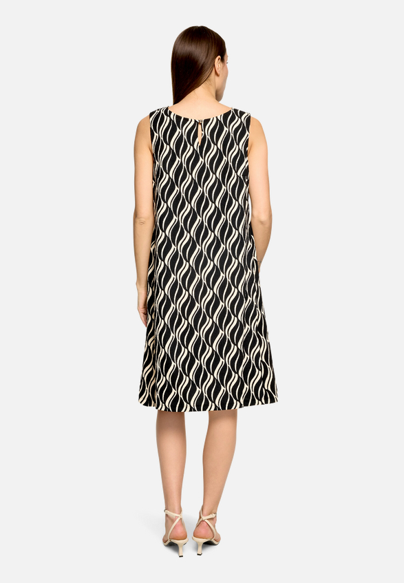 Midikleid  mit grafischem Muster  / Modellfoto Rückseite