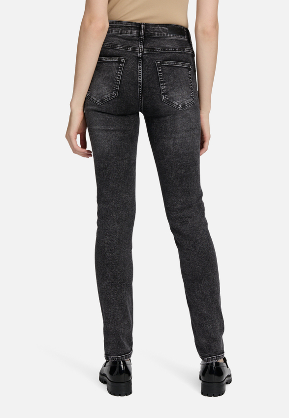 Basic-Jeans mit Waschung / Modellfoto Rückseite