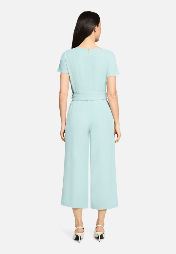 Jumpsuit mit Eingrifftaschen / Modellfoto Rückseite
