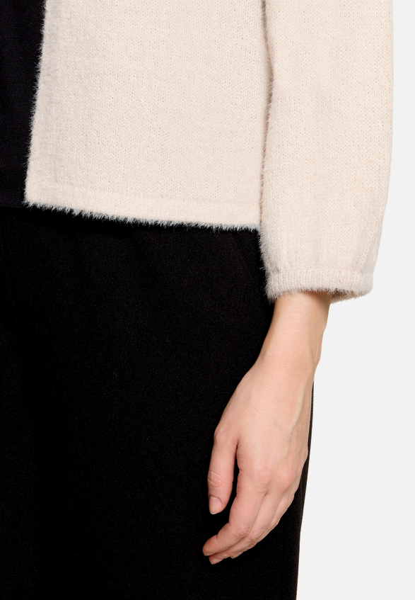 Flauschige Strickjacke  mit 3/4 Arm  / Detailbild