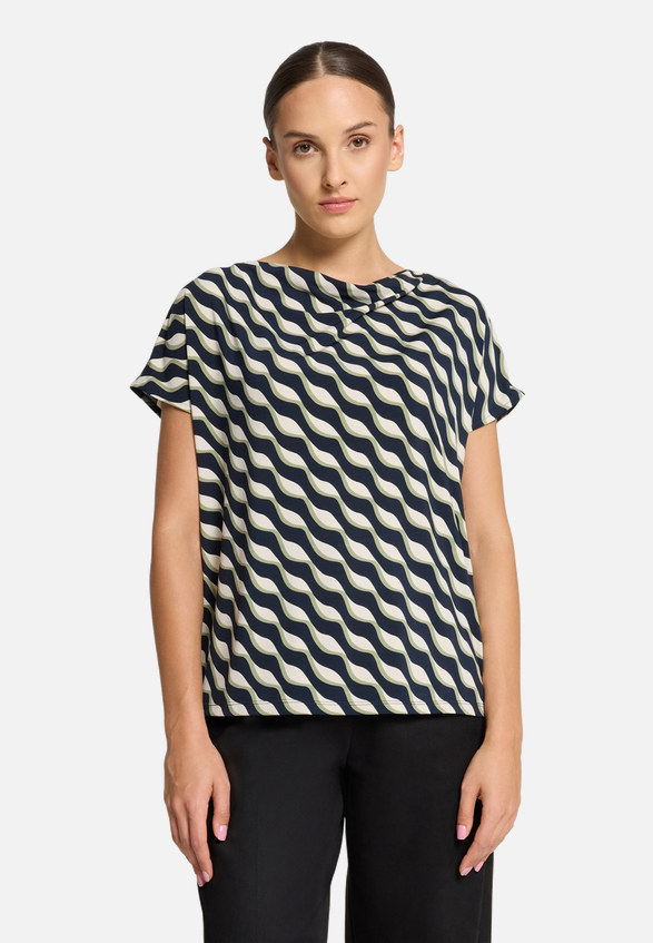 Printshirt mit Wasserfallausschnitt / Modellfoto Vorderseite