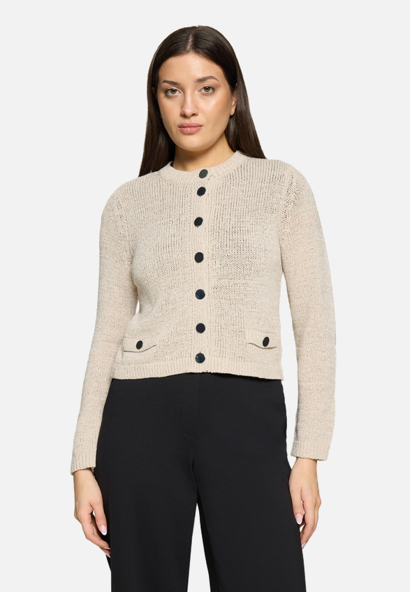 Strick-Cardigan mit aufgesetzten Taschen / Modellfoto Vorderseite