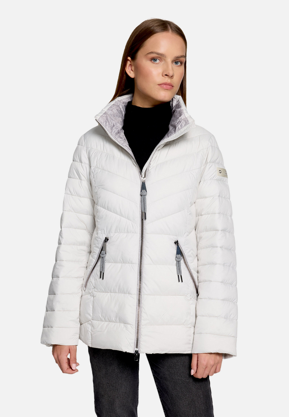 Steppjacke mit abnehmbarer Kapuze / Modellfoto Vorderseite