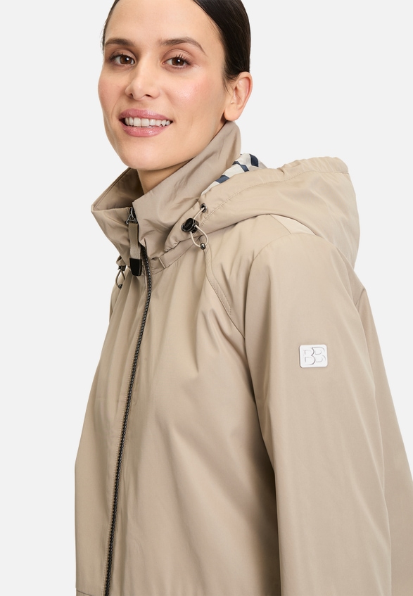 Outdoorjacke mit abnehmbarer Kapuze / Detailbild