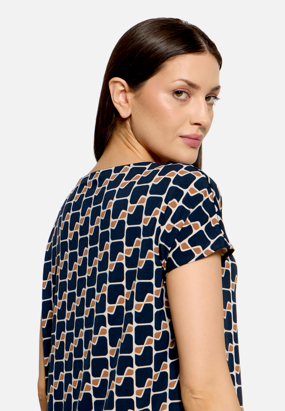Printshirt mit Wasserfallausschnitt  / Detailbild