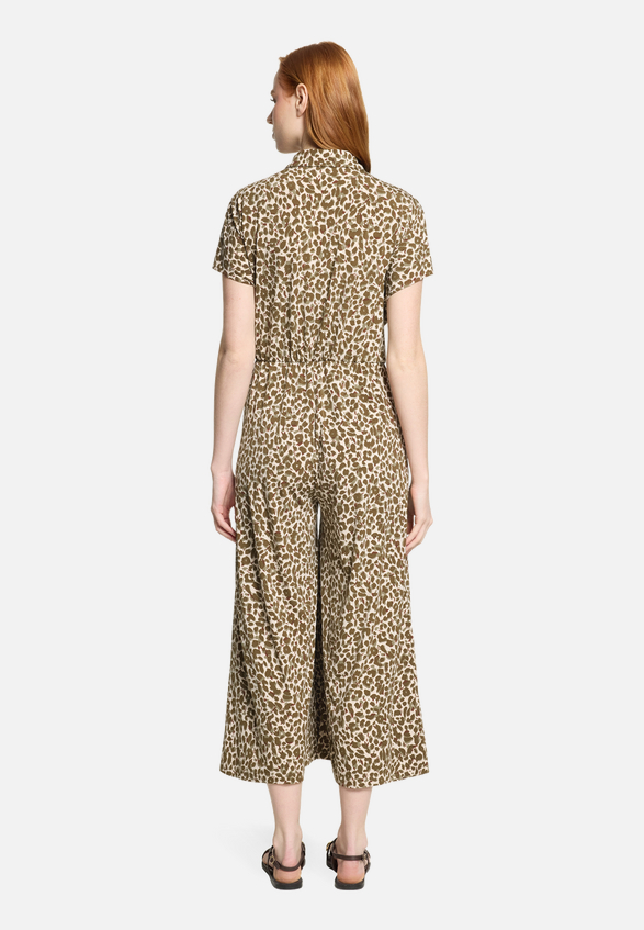 Jumpsuit mit Eingrifftaschen / Modellfoto Rückseite
