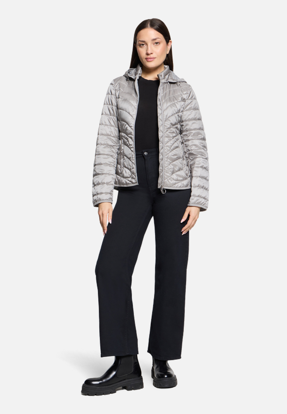 Outdoorjacke mit abnehmbarer Kapuze / Modellfoto Vorderseite (Outfit)