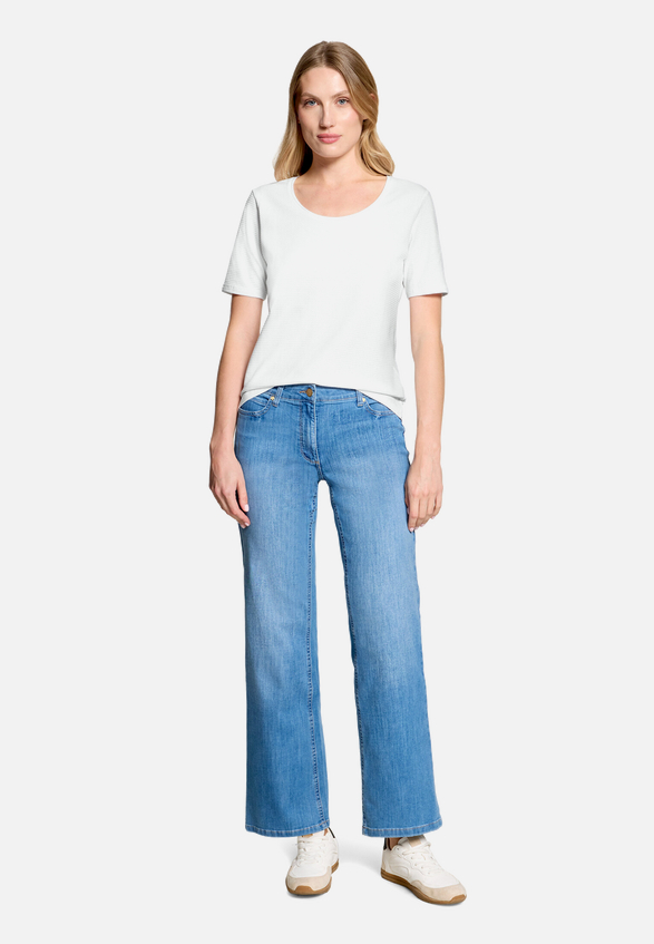 Basic Shirt mit Struktur / Modellfoto Vorderseite (Outfit)