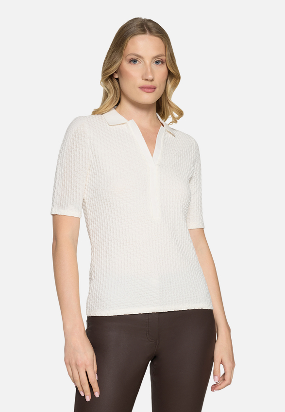 Basic Shirt mit Knöpfen / Modellfoto Vorderseite