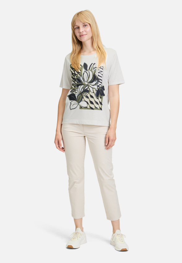 Basic Shirt mit Rundhalsausschnitt / Modellfoto Vorderseite (Outfit)