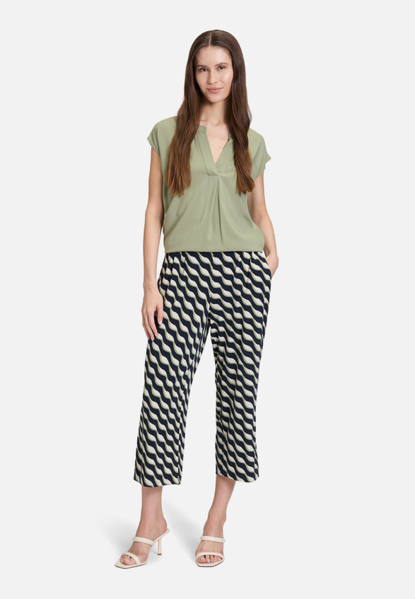 Schlupfhose mit Bundfalten / Modellfoto Vorderseite (Outfit)