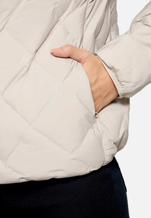 Leichte Steppjacke  mit Kapuze  / Detailbild