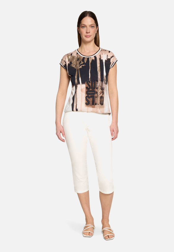 Sommerhose Slim Fit / Modellfoto Vorderseite (Outfit)