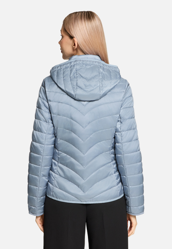 Outdoorjacke mit abnehmbarer Kapuze / Modellfoto Rückseite