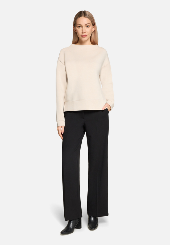 Sweatshirt mit Stehkragen / Modellfoto Vorderseite (Outfit)