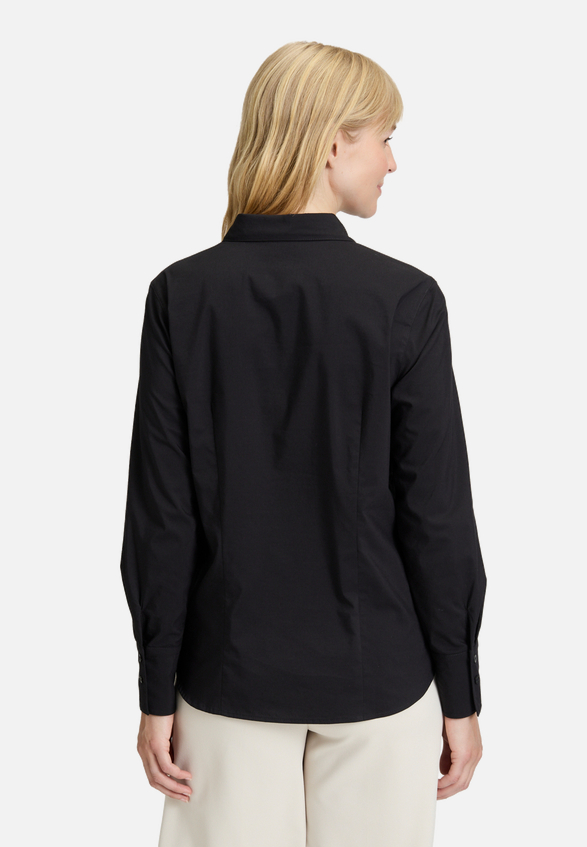 Hemdbluse mit Kragen / Modellfoto Rückseite