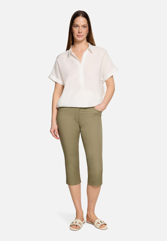 Sommerhose Slim Fit / Modellfoto Vorderseite (Outfit)