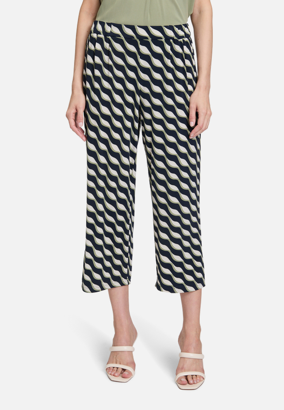 Schlupfhose mit Bundfalten / Modellfoto Vorderseite
