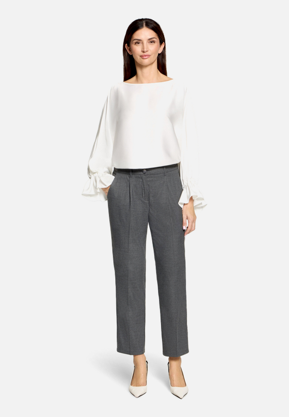 Casual-Hose mit Bügelfalte / Modellfoto Vorderseite (Outfit)