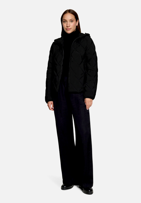 Leichte Steppjacke  mit Kapuze  / Modellfoto Vorderseite (Outfit)