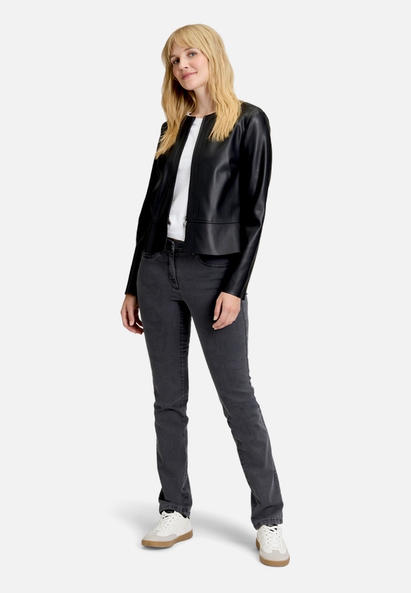 Kurzblazer mit Reißverschluss / Modellfoto Vorderseite (Outfit)