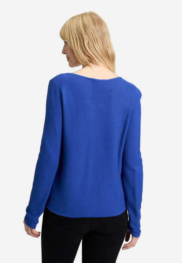 Feinstrickpullover mit aufgesetzten Taschen / Modellfoto Rückseite