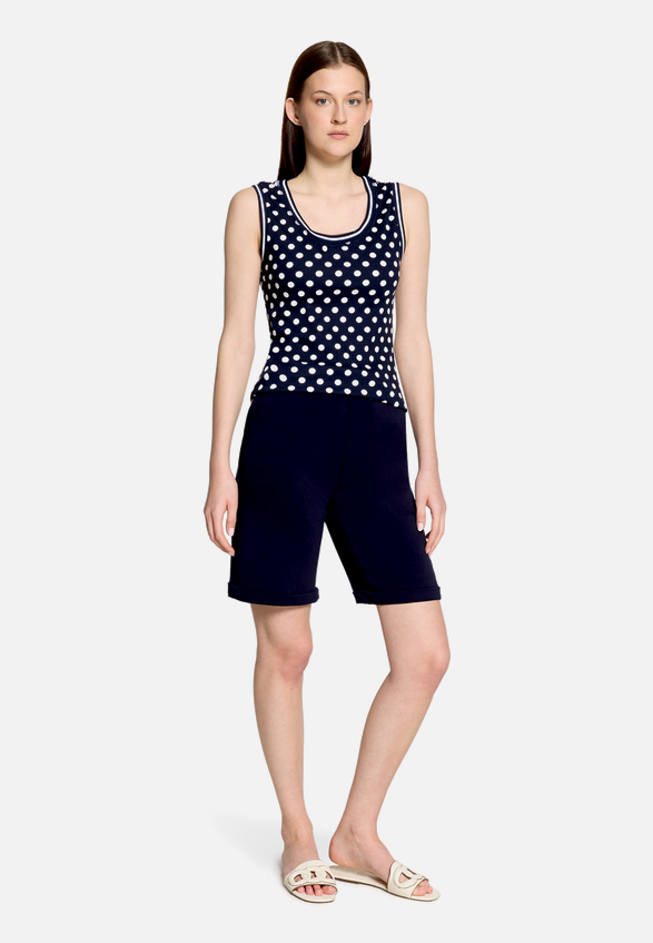 Trägertop mit Rippbündchen / Modellfoto Vorderseite (Outfit)