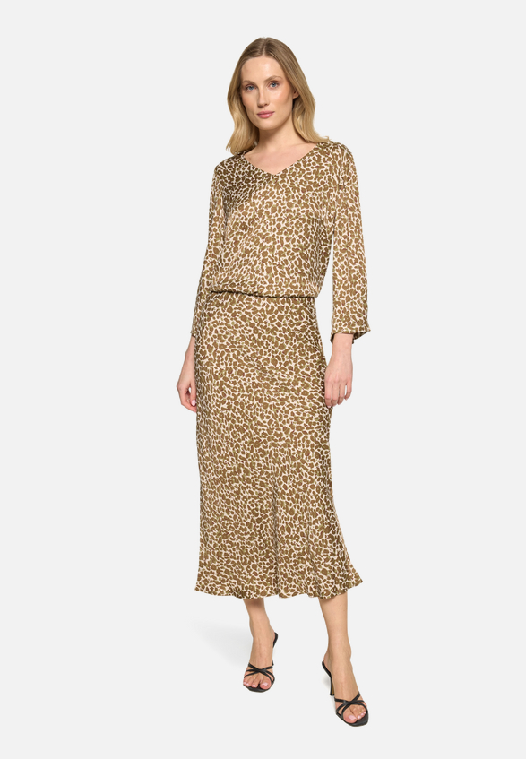 Schlupfbluse mit Leoprint / Modellfoto Vorderseite (Outfit)