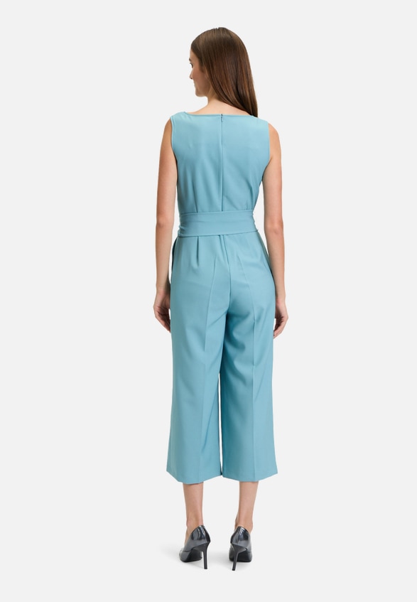 Jumpsuit mit Eingrifftaschen / Modellfoto Rückseite