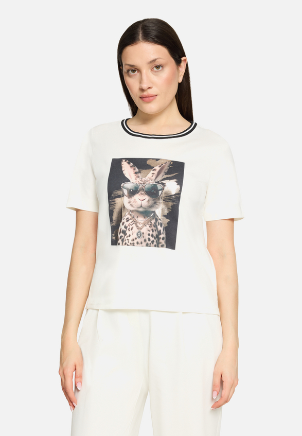 Basic Shirt mit Aufdruck / Modellfoto Vorderseite