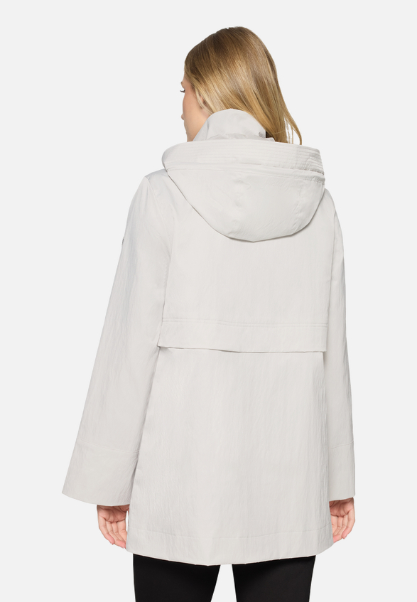 Outdoorjacke mit abnehmbarer Kapuze / Modellfoto Rückseite
