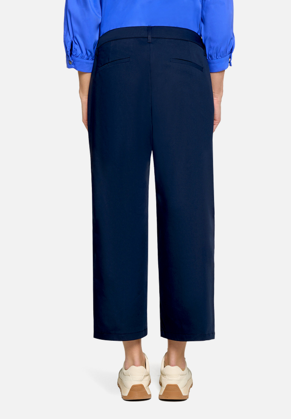 Stoffhose unifarben / Modellfoto Rückseite