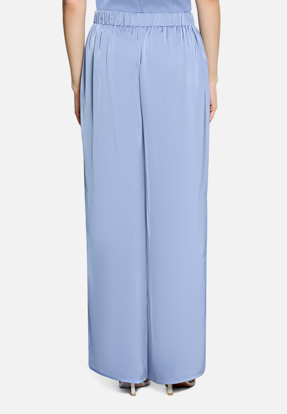 Marlene-Hose mit Schlitz  / Modellfoto Rückseite