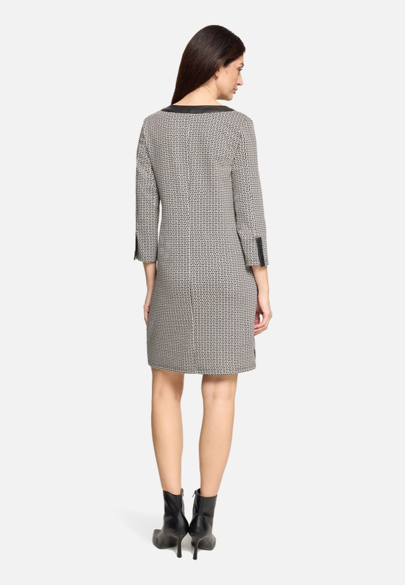 Jerseykleid mit Eingrifftaschen / Modellfoto Rückseite