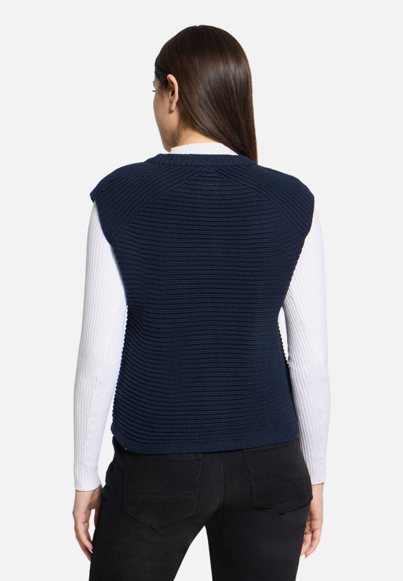 Grobstrickjacke ohne Arm / Modellfoto Rückseite