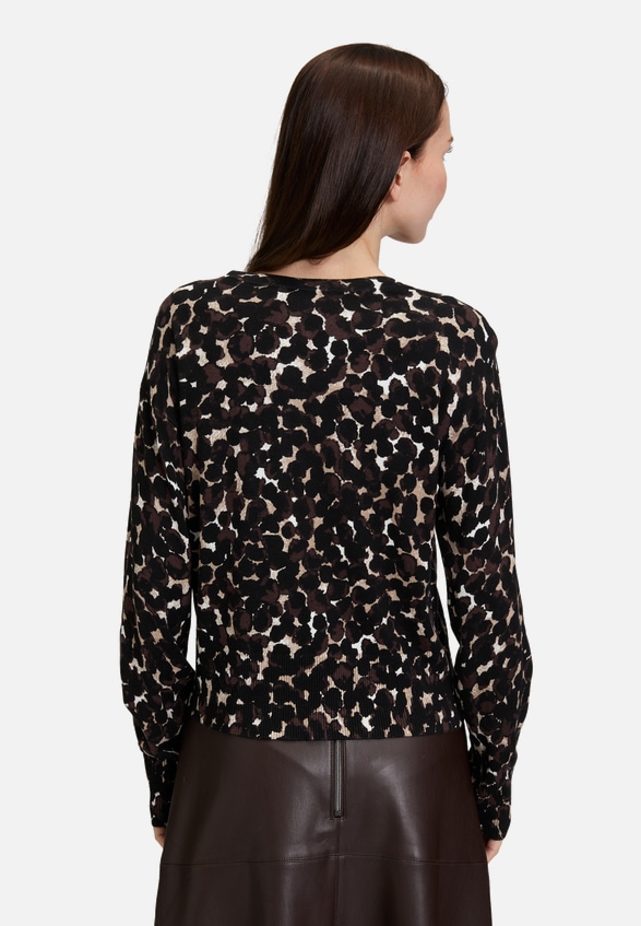 Feinstrickjacke mit überschnittenen Ärmeln / Modellfoto Rückseite