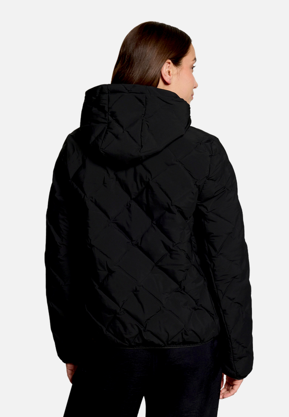 Leichte Steppjacke  mit Kapuze  / Modellfoto Rückseite