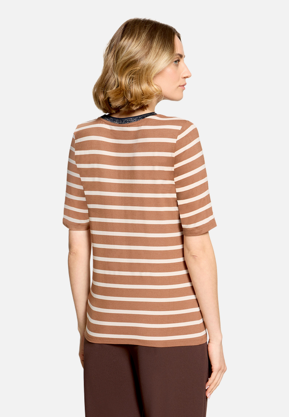 Gestreiftes T-Shirt  mit V-Ausschnitt  / Modellfoto Rückseite
