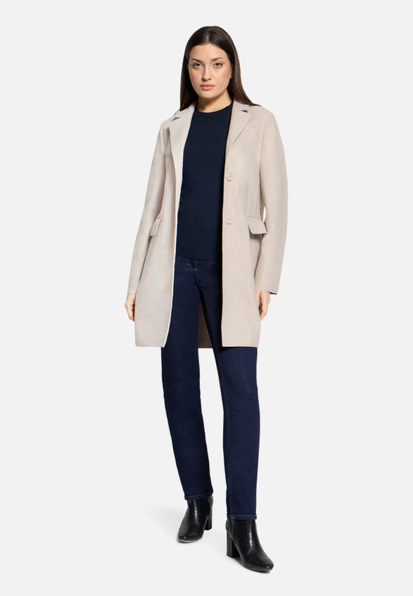 Übergangsmantel mit Reverskragen / Modellfoto Vorderseite (Outfit)